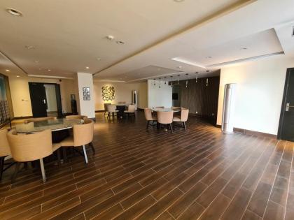 1 Bed Modern Apartment Pool Gym Cinema - image 23