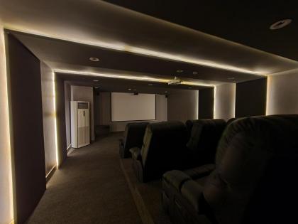 1 Bed Modern Apartment Pool Gym Cinema - image 25