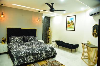 Chic Noir 1 Bedroom Apartment Gulberg