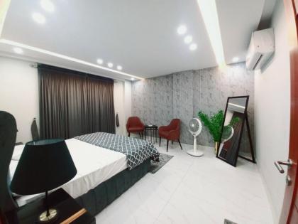 Luxury 1 BR Apartment In Bahria Town Lahore Pakistan With Fast WiFi and Free Parking