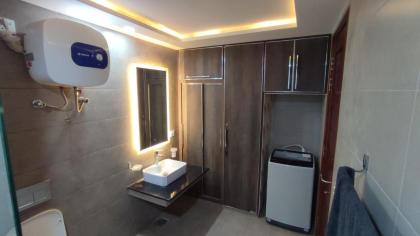 Luxury 1 BR Apartment In Bahria Town Lahore Pakistan With Fast WiFi and Free Parking - image 10