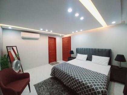 Luxury 1 BR Apartment In Bahria Town Lahore Pakistan With Fast WiFi and Free Parking - image 11