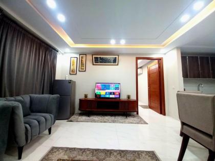 Luxury 1 BR Apartment In Bahria Town Lahore Pakistan With Fast WiFi and Free Parking - image 14