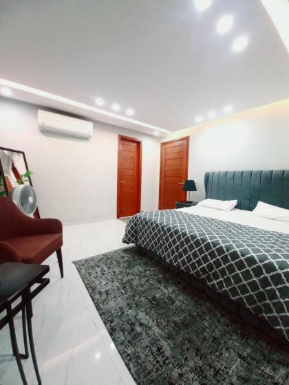Luxury 1 BR Apartment In Bahria Town Lahore Pakistan With Fast WiFi and Free Parking - image 15