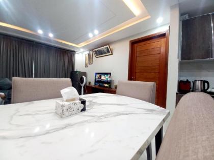 Luxury 1 BR Apartment In Bahria Town Lahore Pakistan With Fast WiFi and Free Parking - image 2