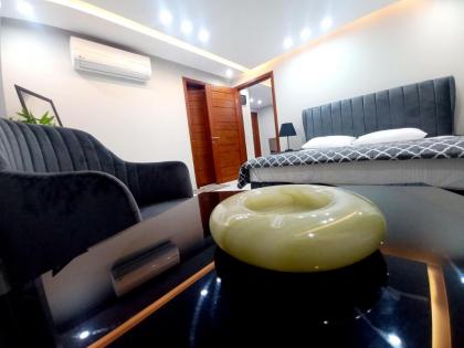 Luxury 1 BR Apartment In Bahria Town Lahore Pakistan With Fast WiFi and Free Parking - image 3