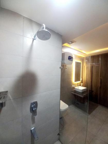 Luxury 1 BR Apartment In Bahria Town Lahore Pakistan With Fast WiFi and Free Parking - image 5