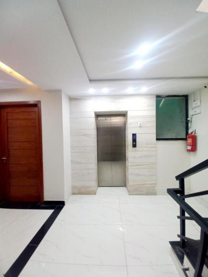 Luxury 1 BR Apartment In Bahria Town Lahore Pakistan With Fast WiFi and Free Parking - image 6