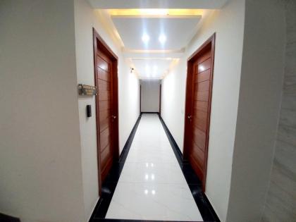 Luxury 1 BR Apartment In Bahria Town Lahore Pakistan With Fast WiFi and Free Parking - image 7