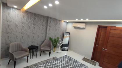 Luxury 1 BR Apartment In Bahria Town Lahore Pakistan With Fast WiFi and Free Parking - image 8