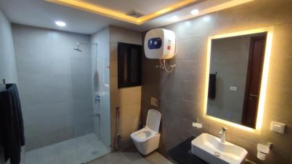 Luxury 1 BR Apartment In Bahria Town Lahore Pakistan With Fast WiFi and Free Parking - image 9