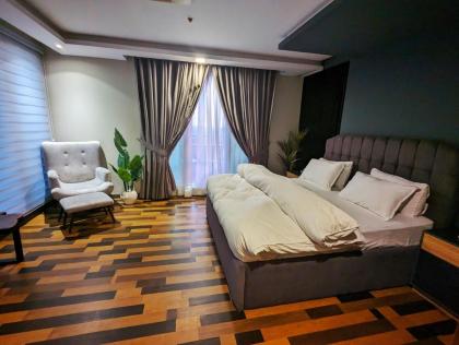 Goldcrest Mall One-bed Penthouse - image 5