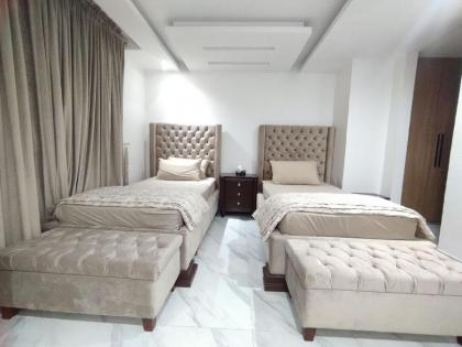 Luxurious Appartment in GOLDCREST DHA Lahore - image 13