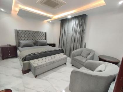Luxurious Appartment in GOLDCREST DHA Lahore - image 3