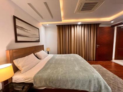 Luxurious Appartment in GOLDCREST DHA Lahore - image 4