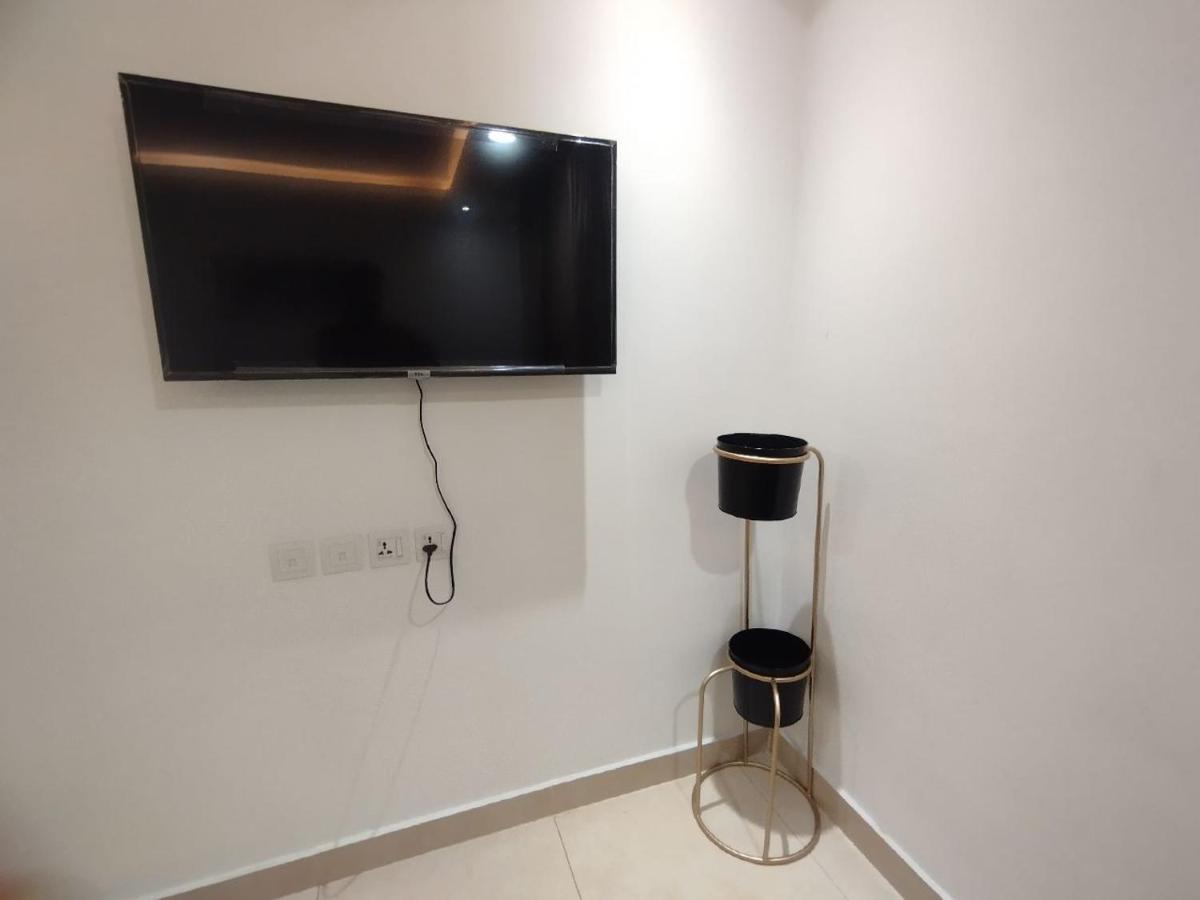 Luxurious Appartment in GOLDCREST DHA Lahore - image 7