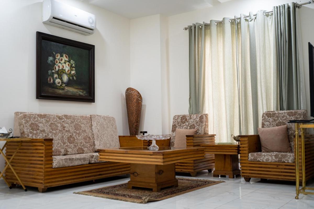 Gulberg Luxe Living 2-BR Apartment - main image