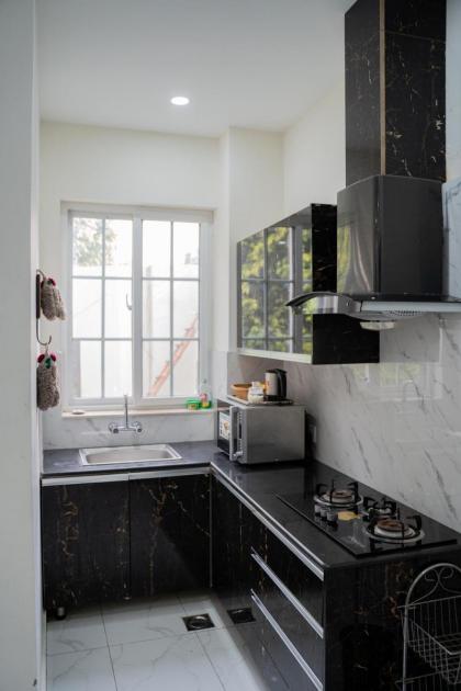 Gulberg Luxe Living 2-BR Apartment - image 14