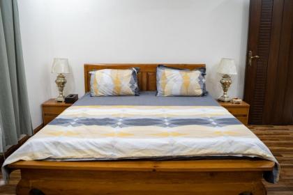 Gulberg Luxe Living 2-BR Apartment - image 18