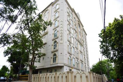 Gulberg Luxe Living 2-BR Apartment - image 2