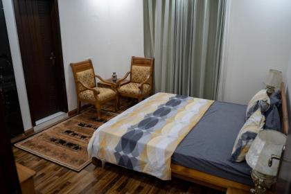 Gulberg Luxe Living 2-BR Apartment - image 20