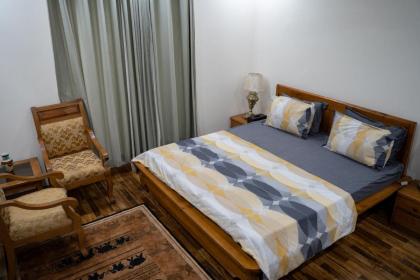 Gulberg Luxe Living 2-BR Apartment - image 21