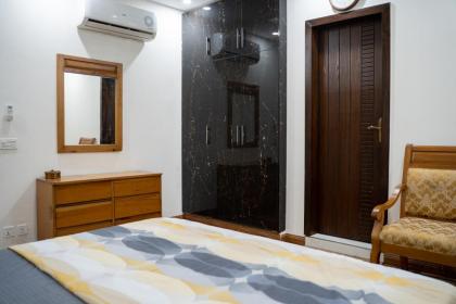 Gulberg Luxe Living 2-BR Apartment - image 22