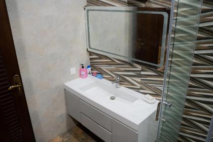 Gulberg Luxe Living 2-BR Apartment - image 26