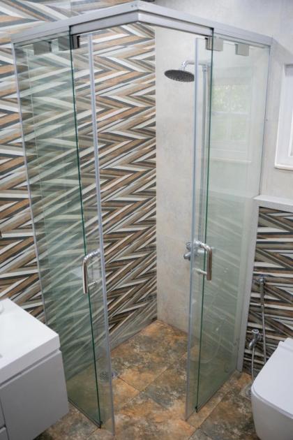 Gulberg Luxe Living 2-BR Apartment - image 28