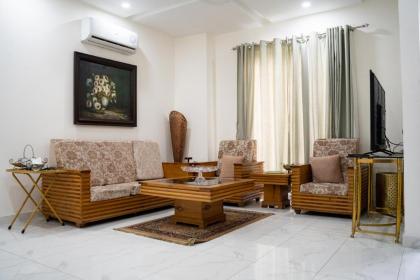 Gulberg Luxe Living 2-BR Apartment - image 3