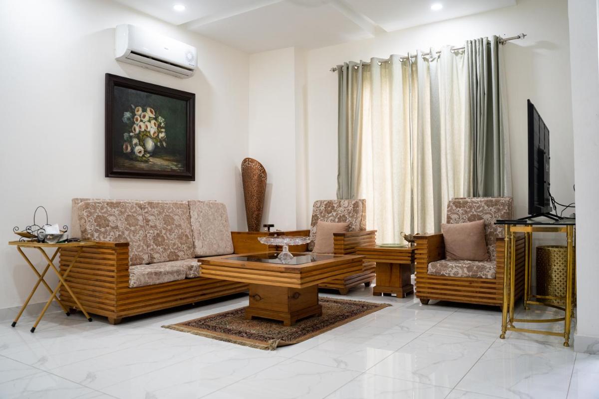 Gulberg Luxe Living 2-BR Apartment - image 3