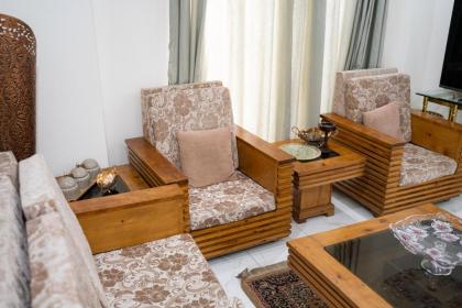 Gulberg Luxe Living 2-BR Apartment - image 4
