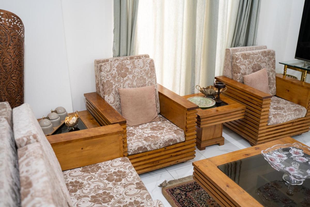 Gulberg Luxe Living 2-BR Apartment - image 4