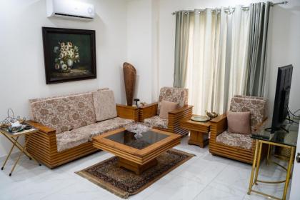 Gulberg Luxe Living 2-BR Apartment - image 5