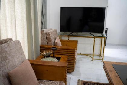 Gulberg Luxe Living 2-BR Apartment - image 6