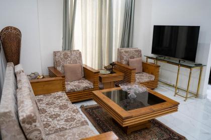 Gulberg Luxe Living 2-BR Apartment - image 7
