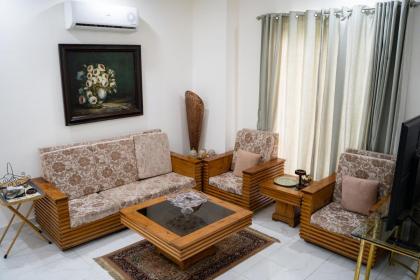 Gulberg Luxe Living 2-BR Apartment - image 8