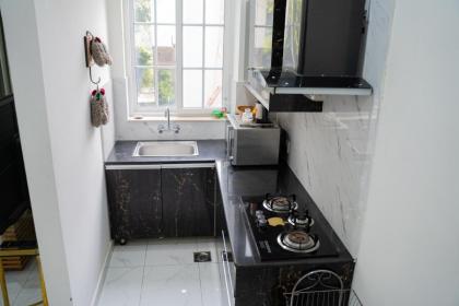 Gulberg Luxe Living 2-BR Apartment - image 9