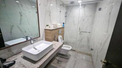 The Executive Studio - image 9