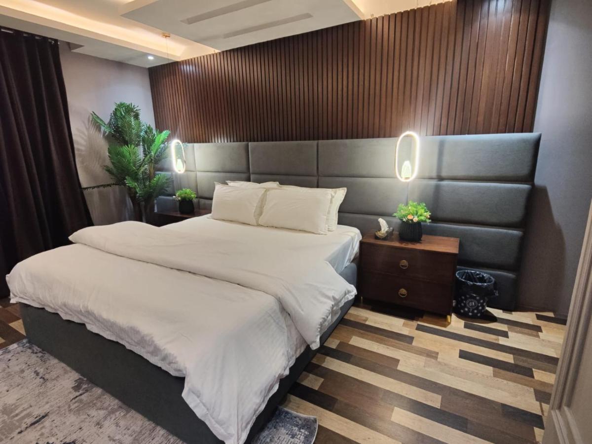 Goldcrest Mall Luxury Two-bed Apartment - main image