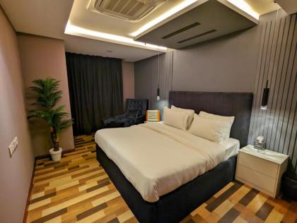 Goldcrest Mall Three-bed Luxury Suite - image 14