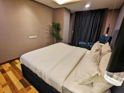 Goldcrest Mall Three-bed Luxury Suite - image 15