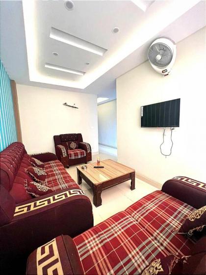 SWEET ROOMS IN BAHRIA LAHORE - image 4