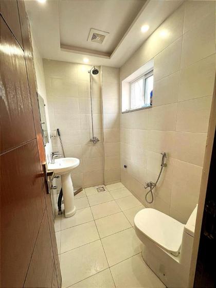 SWEET ROOMS IN BAHRIA LAHORE - image 6