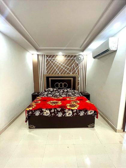 SWEET ROOMS IN BAHRIA LAHORE - image 8